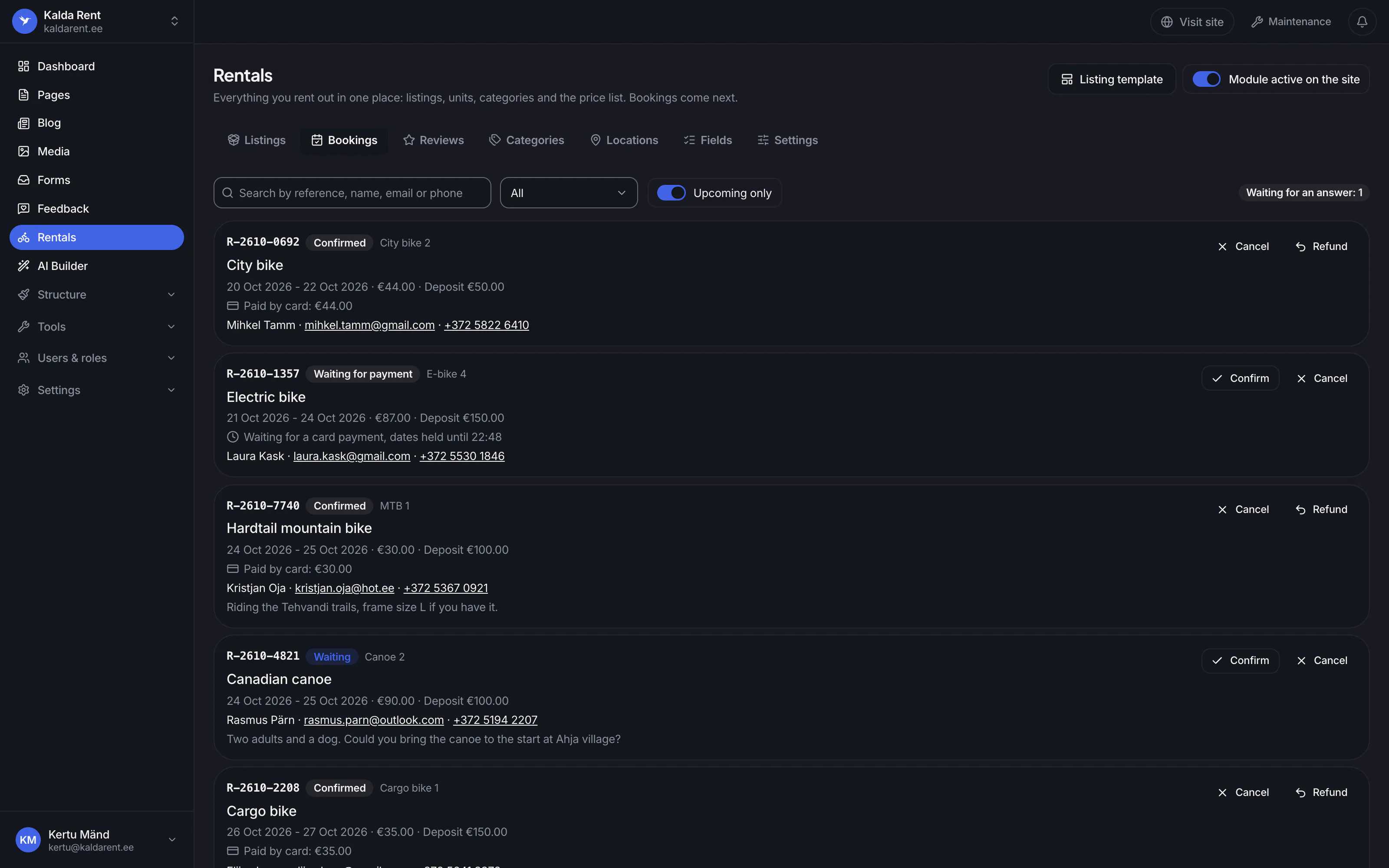 The bookings list: paid, waiting for a payment and waiting for an answer, with the customer's details